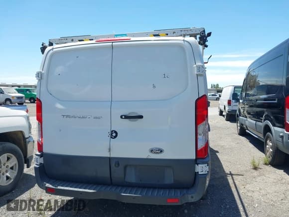 ✅ 2018 Ford Transit • VIN: 1FTYE1YM3JKA17401 • Lot: 41692518. Wystawiony na IAAI z przebiegiem 145 472 mil. Bezpłatny archiwum sprzedaży aukcyjnych z USA i szczegółowy raport historii pojazdu na DreamBid. Zdjęcie 16.