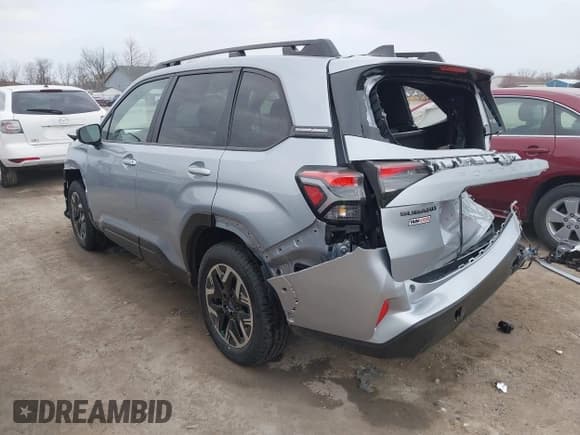✅ 2025 Subaru Forester Premium • VIN: JF2SLDBC5SH538293 • Lot: 41898976. Listed on IAAI with 424 mi. Free auction sales archive from the USA and detailed vehicle history report at DreamBid. Image 3.