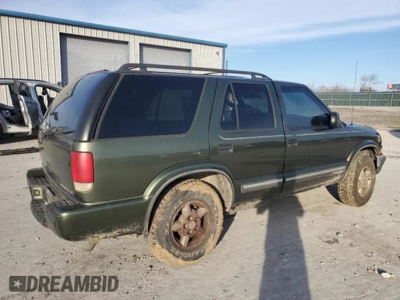 ✅ 2001 Chevrolet Blazer LT • VIN: 1GNDT13W912114106 • Lot: 88358955. Wystawiony na Copart z przebiegiem 185 349 mil. Bezpłatny archiwum sprzedaży aukcyjnych z USA i szczegółowy raport historii pojazdu na DreamBid. Zdjęcie 3.