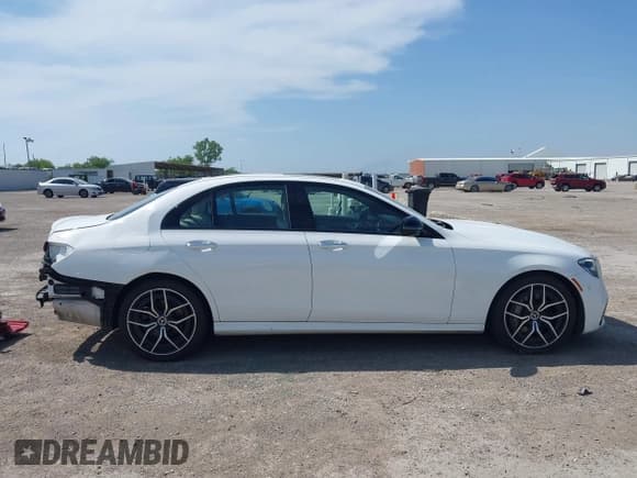 ✅ 2022 Mercedes-Benz E 350 • VIN: W1KZF8DB9NB022628 • Lot: 42237956. Wystawiony na IAAI z przebiegiem 24 583 mil. Bezpłatny archiwum sprzedaży aukcyjnych z USA i szczegółowy raport historii pojazdu na DreamBid. Zdjęcie 13.