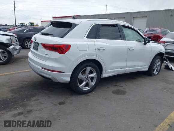 ✅ 2021 Audi Q3 Premium • VIN: WA1AUCF39M1068531 • Lot: 42289153. Wystawiony na IAAI z przebiegiem 96 275 mil. Bezpłatny archiwum sprzedaży aukcyjnych z USA i szczegółowy raport historii pojazdu na DreamBid. Zdjęcie 4.