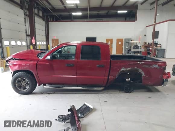 2008 Dodge Dakota SXT z VIN 1D7HW38K18S528662, wystawiony jako IAAI lot #42315787 z przebiegiem 258 549 mil mil oraz . Historia ofert i sprzedaży dostępna na DreamBid. Obrazek 14.