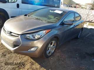 2013 Hyundai Elantra GLS z VIN 5NPDH4AE4DH233352, wystawiony jako IAAI lot #43616359 z przebiegiem 143 467 mil mil oraz . Historia ofert i sprzedaży dostępna na DreamBid. Obrazek 2.