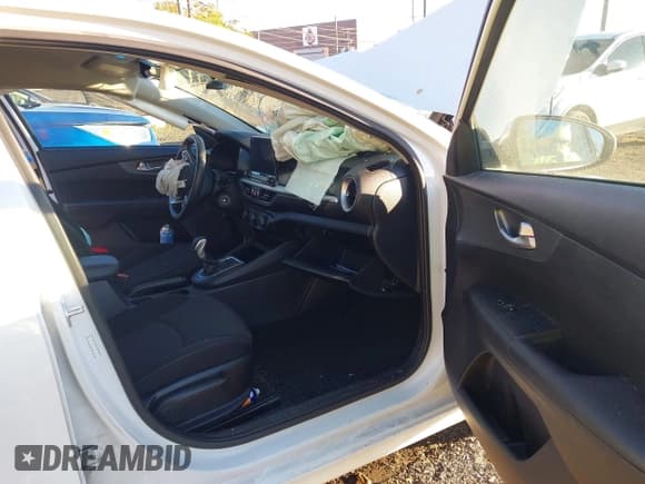 ✅ 2021 Kia Forte LXS • VIN: 3KPF24AD2ME276996 • Lot: 43532075. Wystawiony na IAAI z przebiegiem 46 468 mil. Bezpłatny archiwum sprzedaży aukcyjnych z USA i szczegółowy raport historii pojazdu na DreamBid. Zdjęcie 5.