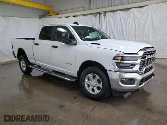 ✅ 2025 Ram 2500 Big Horn • VIN: 3C6UR5DJ0SG567029 • Лот: 61015425. Опубликован ранее на Copart с пробегом 48 миль. Бесплатный доступ к архиву аукционных продаж из США и подробный отчёт об истории автомобиля на DreamBid. Изображение 4.