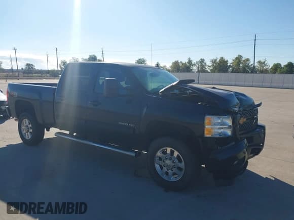 ✅ 2014 Chevrolet Silverado 2500HD High Country • VIN: 1GC1KXEG7EF172401 • Lot: 43634524. Wystawiony na IAAI z przebiegiem 171 448 mil. Bezpłatny archiwum sprzedaży aukcyjnych z USA i szczegółowy raport historii pojazdu na DreamBid. Zdjęcie 1.