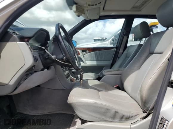 ✅ 1997 Mercedes-Benz E 320 • VIN: WDBJF55F9VA330720 • Lot: 54450025. Wystawiony na Copart z przebiegiem 83 528 mil. Bezpłatny archiwum sprzedaży aukcyjnych z USA i szczegółowy raport historii pojazdu na DreamBid. Zdjęcie 7.