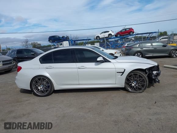 ✅ 2017 BMW M3 • VIN: WBS8M9C39H5G85823 • Lot: 41637990. Wystawiony na IAAI z przebiegiem 70 515 mil. Bezpłatny archiwum sprzedaży aukcyjnych z USA i szczegółowy raport historii pojazdu na DreamBid. Zdjęcie 14.