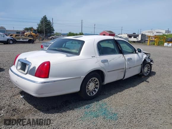 ✅ 2001 Lincoln Continental • VIN: 1LN8M82W11Y694879 • Lot: 42313003. Wystawiony na IAAI z przebiegiem Nie podano. Bezpłatny archiwum sprzedaży aukcyjnych z USA i szczegółowy raport historii pojazdu na DreamBid. Zdjęcie 4.