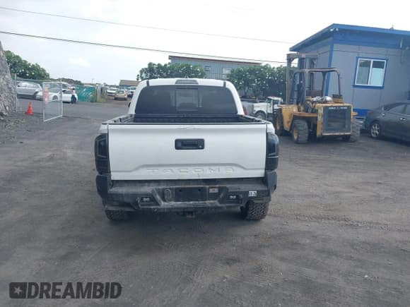 ✅ 2017 Toyota Tacoma TRD Sport • VIN: 3TMCZ5AN6HM120792 • Lot: 43463796. Listed on IAAI with 112,007 mi. Free auction sales archive from the USA and detailed vehicle history report at DreamBid. Image 16.