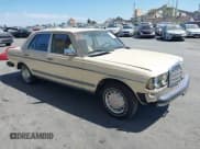 ✅ 1983 Mercedes-Benz 240 • VIN: WDBAB23A2DB412265 • Лот: 43142818. Опубликован ранее на IAAI с пробегом 151 268 миль. Бесплатный доступ к архиву аукционных продаж из США и подробный отчёт об истории автомобиля на DreamBid. Изображение 1.