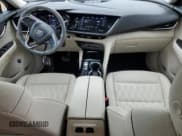 ✅ 2023 Buick Envision Avenir • VIN: LRBFZRR43PD079448 • Lot: 54292275. Wystawiony na Copart z przebiegiem 29 470 mil. Bezpłatny archiwum sprzedaży aukcyjnych z USA i szczegółowy raport historii pojazdu na DreamBid. Zdjęcie 8.