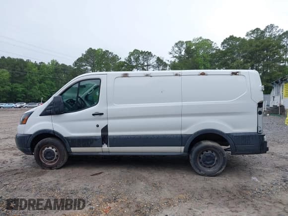 ✅ 2015 Ford Transit Cargo • VIN: 1FTYR1ZM9FKA21382 • Lot: 42184401. Wystawiony na IAAI z przebiegiem 163 317 mil. Bezpłatny archiwum sprzedaży aukcyjnych z USA i szczegółowy raport historii pojazdu na DreamBid. Zdjęcie 14.