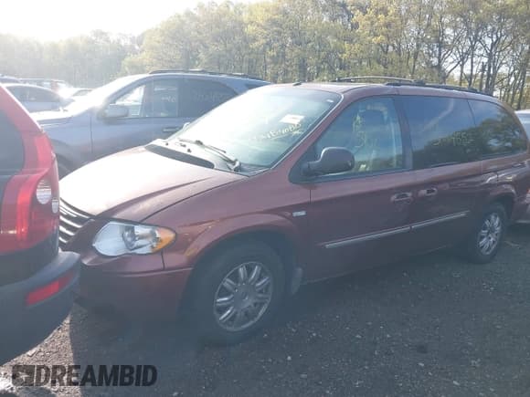 ✅ 2007 Chrysler Town & Country Touring • VIN: 2A4GP54L97R230853 • Lot: 42184080. Listed on IAAI with Not provided. Free auction sales archive from the USA and detailed vehicle history report at DreamBid. Image 2.