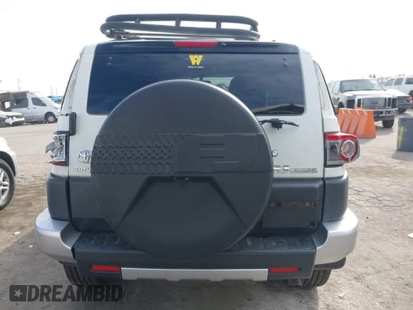 ✅ 2014 Toyota FJ Cruiser • VIN: JTEBU4BF4EK189751 • Lot: 43681587. Wystawiony na IAAI z przebiegiem 110 943 mil. Bezpłatny archiwum sprzedaży aukcyjnych z USA i szczegółowy raport historii pojazdu na DreamBid. Zdjęcie 16.