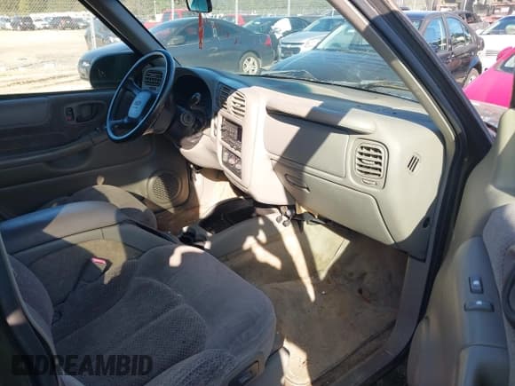 ✅ 2001 Chevrolet Blazer LT • VIN: 1GNDT13W71K207206 • Lot: 40862890. Wystawiony na IAAI z przebiegiem Nie podano. Bezpłatny archiwum sprzedaży aukcyjnych z USA i szczegółowy raport historii pojazdu na DreamBid. Zdjęcie 5.