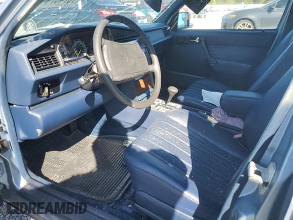 ✅ 1989 Mercedes-Benz 190 • VIN: WDBDA29D0KF609460 • Lot: 76746744. Wystawiony na Copart z przebiegiem 57 439 mil. Bezpłatny archiwum sprzedaży aukcyjnych z USA i szczegółowy raport historii pojazdu na DreamBid. Zdjęcie 7.