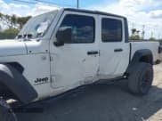 ✅ 2020 Jeep Gladiator Sport S • VIN: 1C6HJTAG3LL125405 • Lot: 43379807. Wystawiony na IAAI z przebiegiem 102 440 mil. Bezpłatny archiwum sprzedaży aukcyjnych z USA i szczegółowy raport historii pojazdu na DreamBid. Zdjęcie 6.