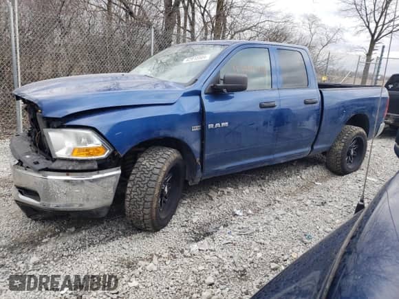 2010 Dodge 1500 Laramie z VIN 1D7RV1GT5AS215206, wystawiony jako Copart lot #42910504 z przebiegiem 136 161 mil mil oraz Szkoda całkowita • Salvage title. Historia ofert i sprzedaży dostępna na DreamBid. Obrazek 1.