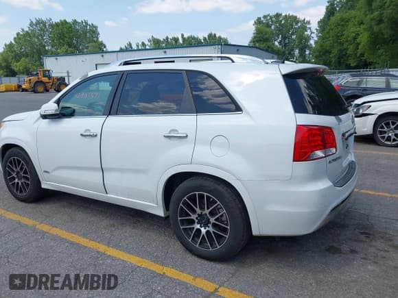 ✅ 2013 Kia Sorento SX • VIN: 5XYKWDA23DG364881 • Lot: 42901571. Wystawiony na IAAI z przebiegiem 171 249 mil. Bezpłatny archiwum sprzedaży aukcyjnych z USA i szczegółowy raport historii pojazdu na DreamBid. Zdjęcie 3.