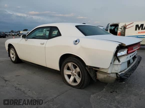 2014 Dodge Challenger SXT z VIN 2C3CDYAG0EH101106, wystawiony jako Copart lot #72629304 z przebiegiem 108 449 mil mil oraz Szkoda całkowita • Salvage title. Historia ofert i sprzedaży dostępna na DreamBid. Obrazek 2.