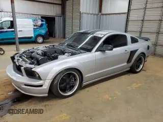 ✅ 2005 Ford Mustang GT Deluxe • VIN: 1ZVFT82H255150086 • Лот: 89885775. Опубликован ранее на Copart с пробегом 159 524 миль. Бесплатный доступ к архиву аукционных продаж из США и подробный отчёт об истории автомобиля на DreamBid. Изображение 1.