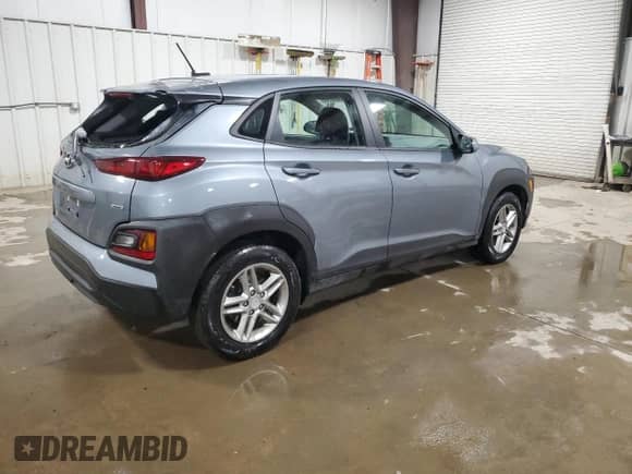 2018 Hyundai Kona SE z VIN KM8K1CAAXJU150086, wystawiony jako Copart lot #44582303 z przebiegiem 76 431 mil mil oraz . Historia ofert i sprzedaży dostępna na DreamBid. Obrazek 3.