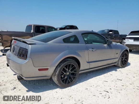 ✅ 2006 Ford Mustang GT Deluxe • VIN: 1ZVFT82H965140639 • Lot: 57632555. Listed on Copart with 220,277 mi. Free auction sales archive from the USA and detailed vehicle history report at DreamBid. Image 3.