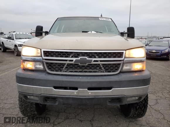✅ 2006 Chevrolet Silverado 2500HD LT1 • VIN: 1GCHK23D86F200833 • Lot: 46864485. Wystawiony na Copart z przebiegiem 153 783 mil. Bezpłatny archiwum sprzedaży aukcyjnych z USA i szczegółowy raport historii pojazdu na DreamBid. Zdjęcie 5.