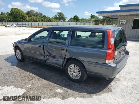 ✅ 2005 Volvo V70 • VIN: YV1SW612452461041 • Lot: 72137464. Listed on Copart with 178,756 mi. Free auction sales archive from the USA and detailed vehicle history report at DreamBid. Image 2.
