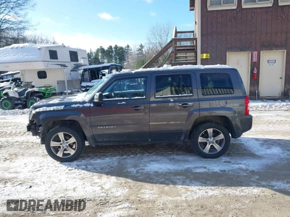 ✅ 2016 Jeep Patriot High Altitude • VIN: 1C4NJRFB3GD709556 • Lot: 41238260. Wystawiony na IAAI z przebiegiem 111 450 mil. Bezpłatny archiwum sprzedaży aukcyjnych z USA i szczegółowy raport historii pojazdu na DreamBid. Zdjęcie 14.