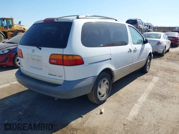 ✅ 2000 Toyota Sienna LE • VIN: 4T3ZF13C2YU245164 • Lot: 42699730. Wystawiony na IAAI z przebiegiem 248 104 mil. Bezpłatny archiwum sprzedaży aukcyjnych z USA i szczegółowy raport historii pojazdu na DreamBid. Zdjęcie 4.