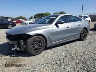 ✅ 2023 BMW i4 eDrive40 • VIN: WBY73AW03PFP99541 • Lot: 84732495. Wystawiony na Copart z przebiegiem 27 399 mil. Bezpłatny archiwum sprzedaży aukcyjnych z USA i szczegółowy raport historii pojazdu na DreamBid. Zdjęcie 1.