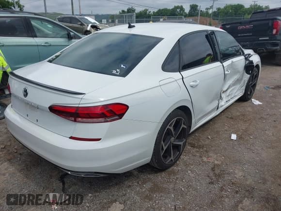 ✅ 2020 Volkswagen Passat R-Line • VIN: 1VWMA7A33LC003295 • Lot: 42529188. Wystawiony na IAAI z przebiegiem 79 339 mil. Bezpłatny archiwum sprzedaży aukcyjnych z USA i szczegółowy raport historii pojazdu na DreamBid. Zdjęcie 4.