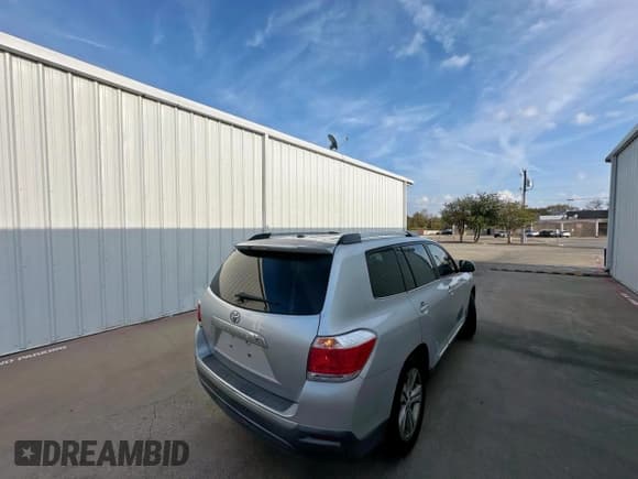 ✅ 2011 Toyota Highlander Limited • VIN: 5TDYK3EH8BS045877 • Lot: 93784515. Listed on Copart with 377,755 mi. Free auction sales archive from the USA and detailed vehicle history report at DreamBid. Image 4.