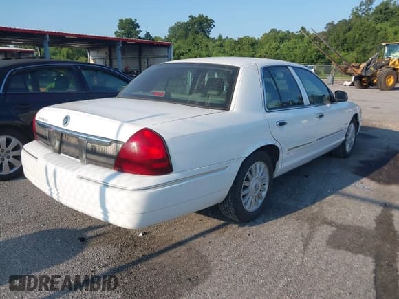 ✅ 2010 Mercury Grand Marquis LS • VIN: 2MEBM7FV9AX632540 • Lot: 43031404. Wystawiony na IAAI z przebiegiem 217 456 mil. Bezpłatny archiwum sprzedaży aukcyjnych z USA i szczegółowy raport historii pojazdu na DreamBid. Zdjęcie 4.