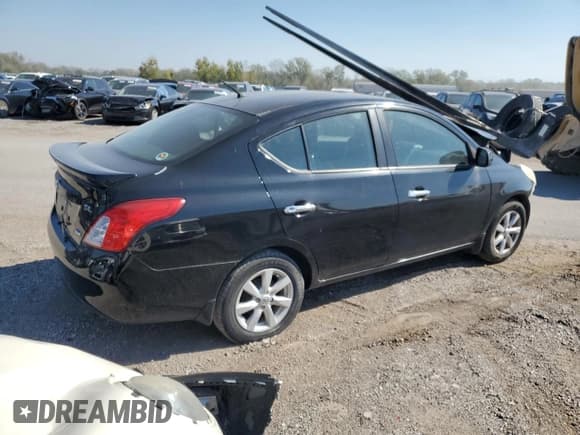 ✅ 2013 Nissan Versa S • VIN: 3N1CN7AP0DL828337 • Лот: 82079385. Опубликован ранее на Copart с пробегом Не указан. Бесплатный доступ к архиву аукционных продаж из США и подробный отчёт об истории автомобиля на DreamBid. Изображение 3.