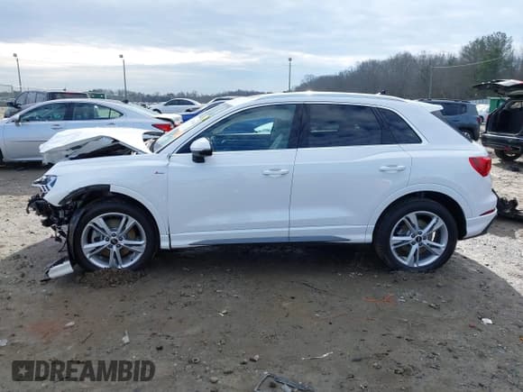 ✅ 2023 Audi Q3 S line Premium Plus • VIN: WA1EECF36P1140594 • Lot: 41283650. Wystawiony na IAAI z przebiegiem 14 793 mil. Bezpłatny archiwum sprzedaży aukcyjnych z USA i szczegółowy raport historii pojazdu na DreamBid. Zdjęcie 14.