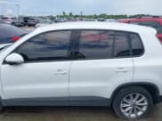 ✅ 2017 Volkswagen Tiguan S • VIN: WVGAV7AX2HK044684 • Lot: 29013278. Wystawiony na IAAI z przebiegiem 50 598 mil. Bezpłatny archiwum sprzedaży aukcyjnych z USA i szczegółowy raport historii pojazdu na DreamBid. Zdjęcie 14.
