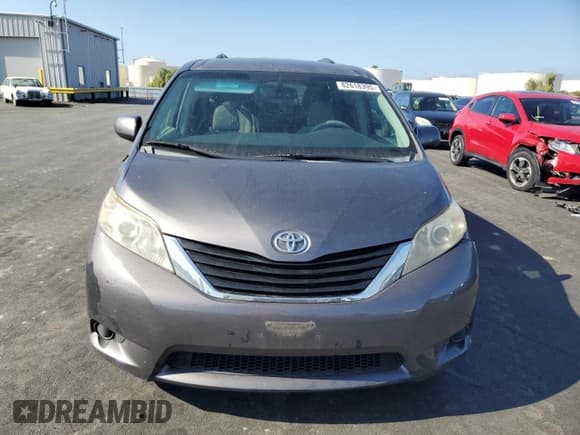 ✅ 2011 Toyota Sienna LE • VIN: 5TDKK3DC3BS089362 • Lot: 82618395. Wystawiony na Copart z przebiegiem 136 094 mil. Bezpłatny archiwum sprzedaży aukcyjnych z USA i szczegółowy raport historii pojazdu na DreamBid. Zdjęcie 5.