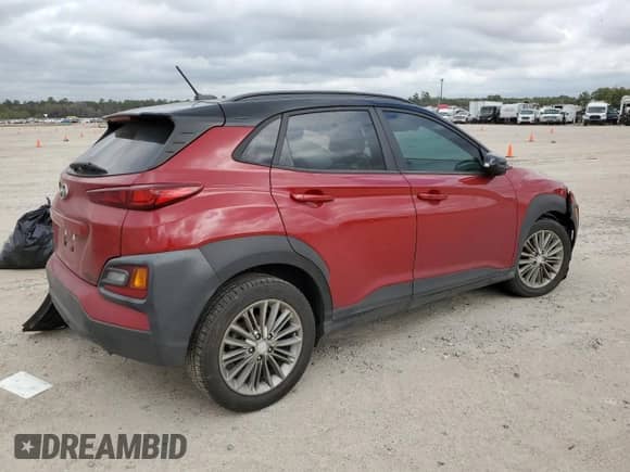 2020 Hyundai Kona SEL z VIN KM8K22AA9LU526593, wystawiony jako Copart lot #46575263 z przebiegiem 47 903 mil mil oraz . Historia ofert i sprzedaży dostępna na DreamBid. Obrazek 3.