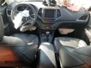 ✅ 2022 Jeep Cherokee Latitude Lux • VIN: 1C4PJMMX0ND501366 • Lot: 71113585. Wystawiony na Copart z przebiegiem Nie podano. Bezpłatny archiwum sprzedaży aukcyjnych z USA i szczegółowy raport historii pojazdu na DreamBid. Zdjęcie 8.