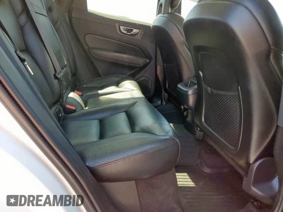 ✅ 2019 Volvo XC60 Momentum • VIN: LYV102RKXKB186768 • Lot: 85666365. Wystawiony na Copart z przebiegiem 190 850 mil. Bezpłatny archiwum sprzedaży aukcyjnych z USA i szczegółowy raport historii pojazdu na DreamBid. Zdjęcie 10.