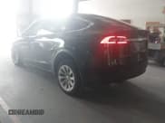 ✅ 2016 Tesla Model X P90D • VIN: 5YJXCBE42GF005144 • Lot: 42979675. Wystawiony na IAAI z przebiegiem 60 833 mil. Bezpłatny archiwum sprzedaży aukcyjnych z USA i szczegółowy raport historii pojazdu na DreamBid. Zdjęcie 3.