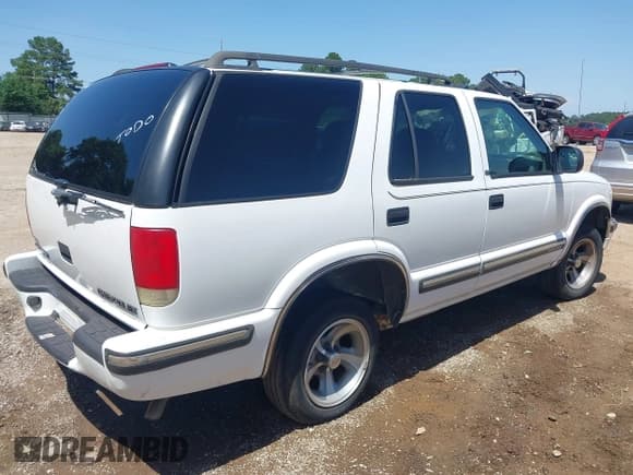 ✅ 1999 Chevrolet Blazer LS • VIN: 1GNCS13W8X2164714 • Лот: 42239549. Опубликован ранее на IAAI с пробегом 233 439 миль. Бесплатный доступ к архиву аукционных продаж из США и подробный отчёт об истории автомобиля на DreamBid. Изображение 4.