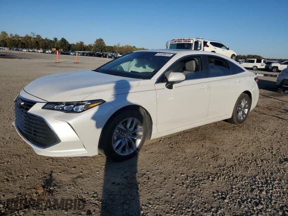 ✅ 2022 Toyota Avalon Hybrid XLE • VIN: 4T1AA1AB2NU015893 • Lot: 91535415. Wystawiony na Copart z przebiegiem 13 996 mil. Bezpłatny archiwum sprzedaży aukcyjnych z USA i szczegółowy raport historii pojazdu na DreamBid. Zdjęcie 1.