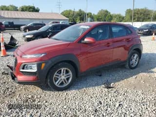 ✅ 2021 Hyundai Kona SE • VIN: KM8K12AA4MU622961 • Лот: 69034304. Опубликован ранее на Copart с пробегом 38 398 миль. Бесплатный доступ к архиву аукционных продаж из США и подробный отчёт об истории автомобиля на DreamBid. Изображение 1.
