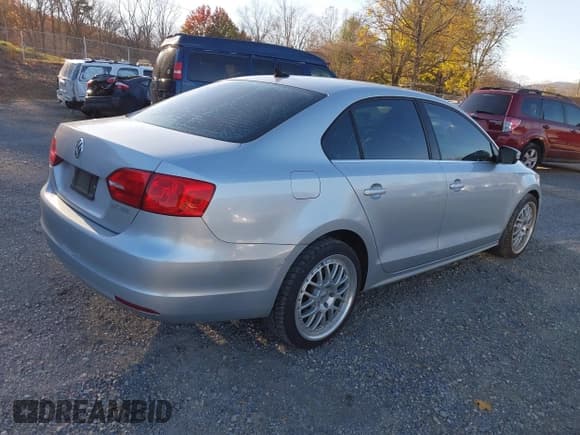 ✅ 2011 Volkswagen Jetta SEL • VIN: 3VWLZ7AJ1BM392342 • Lot: 43675264. Listed on IAAI with 183,001 mi. Free auction sales archive from the USA and detailed vehicle history report at DreamBid. Image 4.