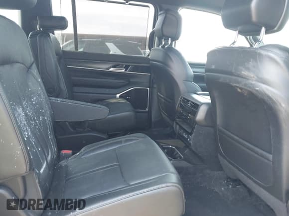 ✅ 2023 Jeep Wagoneer Series III • VIN: 1C4SJSDP4PS503179 • Lot: 41780440. Wystawiony na IAAI z przebiegiem 12 565 mil. Bezpłatny archiwum sprzedaży aukcyjnych z USA i szczegółowy raport historii pojazdu na DreamBid. Zdjęcie 8.