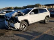 ✅ 2019 Jeep Cherokee Altitude • VIN: 1C4PJMLX8KD398775 • Lot: 85402575. Wystawiony na Copart z przebiegiem 71 503 mil. Bezpłatny archiwum sprzedaży aukcyjnych z USA i szczegółowy raport historii pojazdu na DreamBid. Zdjęcie 1.